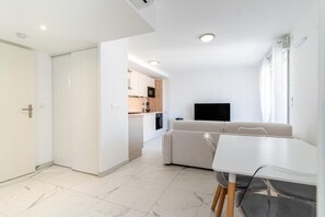 Eine moderne Wohnung mit Essbereich, Küche und Wohnzimmer.