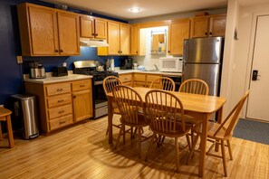 Private kitchen - Sugarloaf Mountain Snowbrook Village C2585 (Carrabassett Vly)