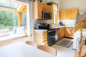 Wasserkocher mit Kaffee-/Teezubehör, Kühlschrank, Mikrowelle, Ofen