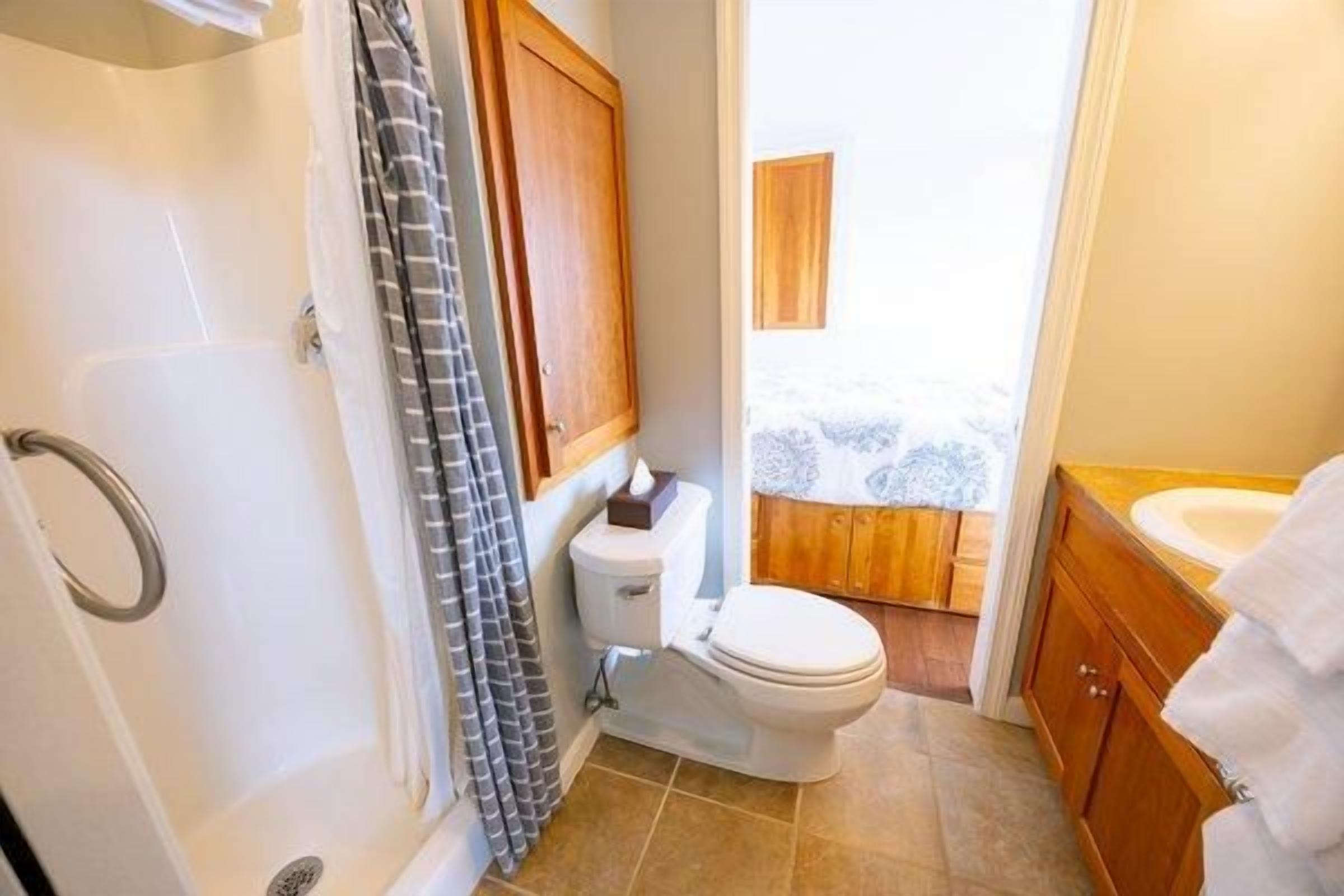 Ein Badezimmer mit Dusche, Toilette und Waschbecken.
