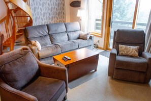 Living area - Sugarloaf Mountain Sugartree II C381 (Carrabassett Vly)