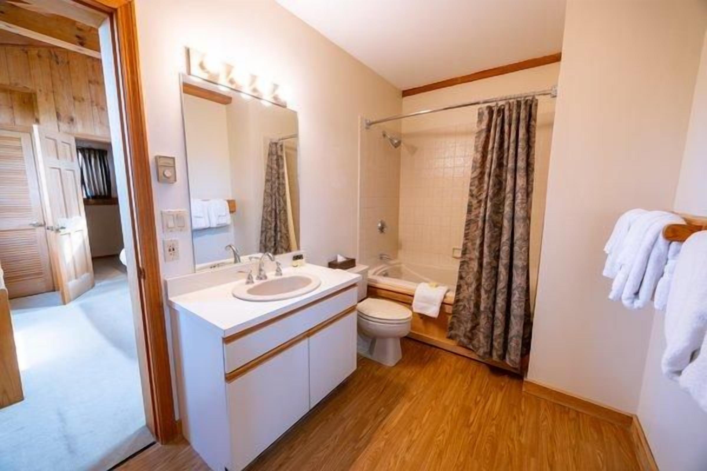 Un baño con lavabo, inodoro y ducha.