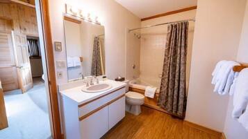 Un baño con lavabo, inodoro y ducha.