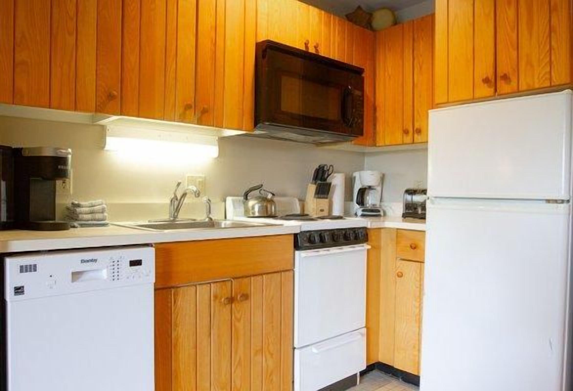 Wasserkocher mit Kaffee-/Teezubehör, Kühlschrank, Mikrowelle, Ofen