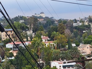 A residential area with houses, trees, and a prominent building with a dome in the background. - Hollywood Hills View Home. Separate House with own entrance/own garage. Pet ok (Los Angeles)