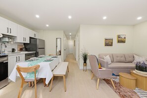 Un interior moderno con comedor, cocina y sala de estar.