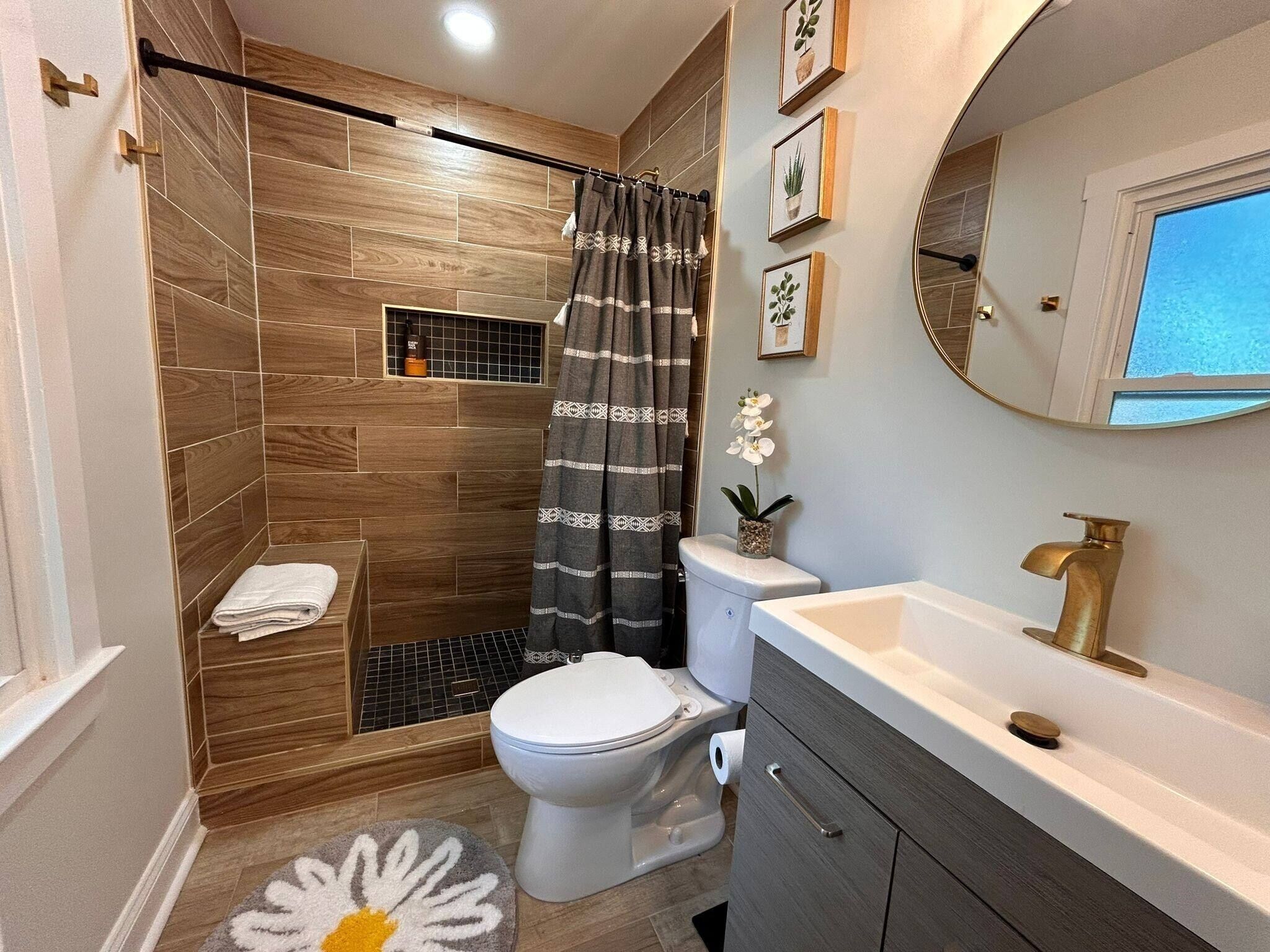 Un bagno con doccia, WC, lavandino e mobile lavabo.