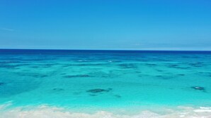 Una vista despejada de una playa con agua turquesa y arena blanca.