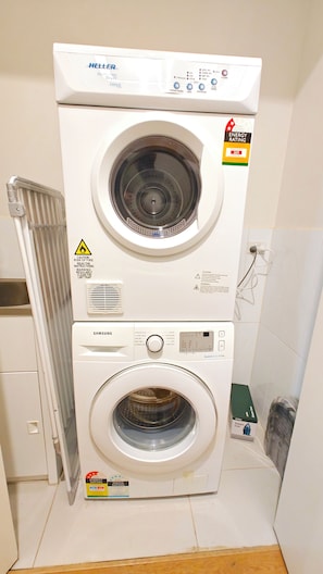 Eine Waschmaschine und ein Trockner in einem Gerät, ausgezeichnet mit dem Energielabel ENERGY STAR.