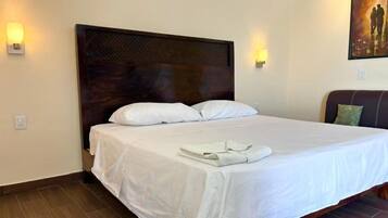 Habitació Deluxe | Espai de treball apte per a portàtils i planxa i posts de planxar