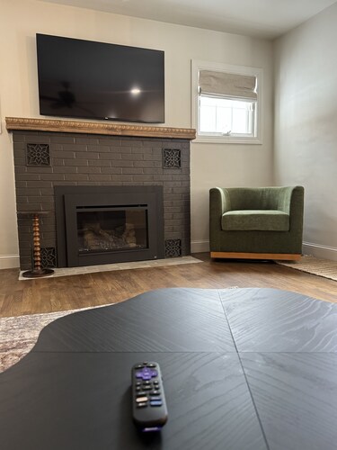 Modern House Near Downtown w/EV Charger & King Bed