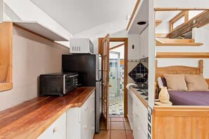 A compact kitchenette with a microwave, toaster, and refrigerator. - Garden Loft close to CU, trails and Pearl Street (Boulder)