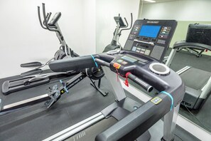 Ein Fitnessraum mit Ergometer und Laufbändern, inklusive digitalem Display und Bedienfeld.