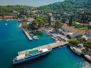 Une ville côtière dotée d’un port de plaisance, de bateaux et de bâtiments.