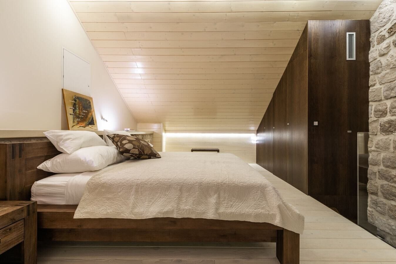 Tabla de planchar con plancha, wifi y ropa de cama 