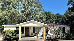 A single-story house with a front porch, a mailbox, and a driveway. - 25 minutes from Clemson, newly remodeled home! (Seneca)