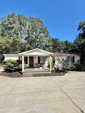 A single-story house with a front porch, a mailbox, and a driveway. - 25 minutes from Clemson, newly remodeled home! (Seneca)