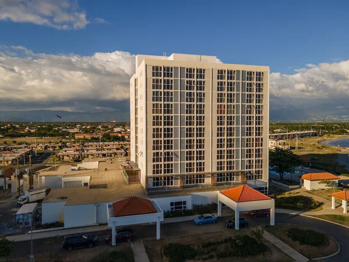 Un hôtel à plusieurs étages doté d’une cour intérieure et offrant une vue sur les environs.