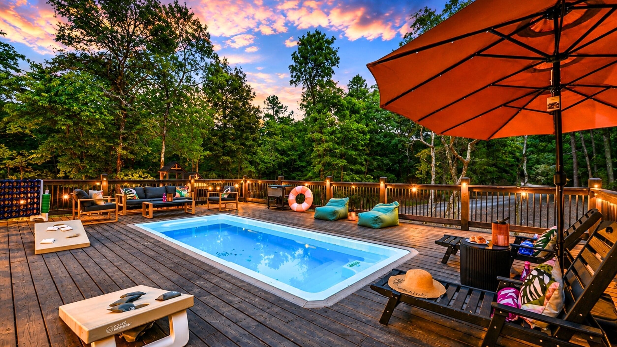 Une terrasse en bois avec un jacuzzi, des chaises longues et un parasol.