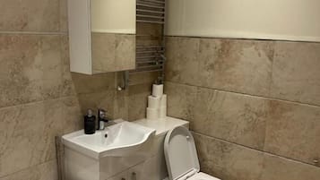 Superior Double Room | Bathroom | Towels, toilet paper