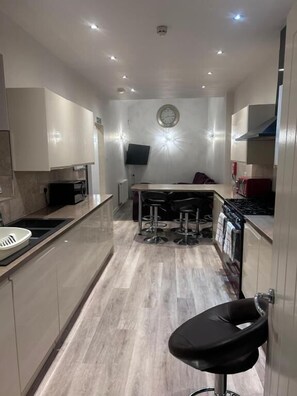 Private kitchen - Seaford Guest House (Stoke-on-Trent)