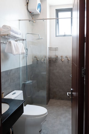 Shower, hair dryer, bidet, towels - Studio- Green AP with balcony & nearthe beach 302 (Đà Nẵng)