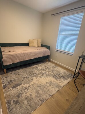 Room - Cozy Corner, 3 bedroom close to campus and Powell medical mall (Knoxville)