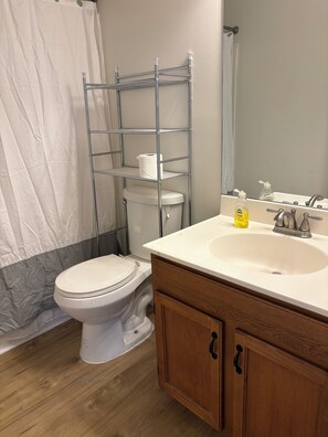 Bathroom - Cozy Corner, 3 bedroom close to campus and Powell medical mall (Knoxville)
