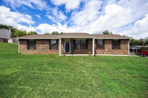 Exterior - Cozy Corner, 3 bedroom close to campus and Powell medical mall (Knoxville)