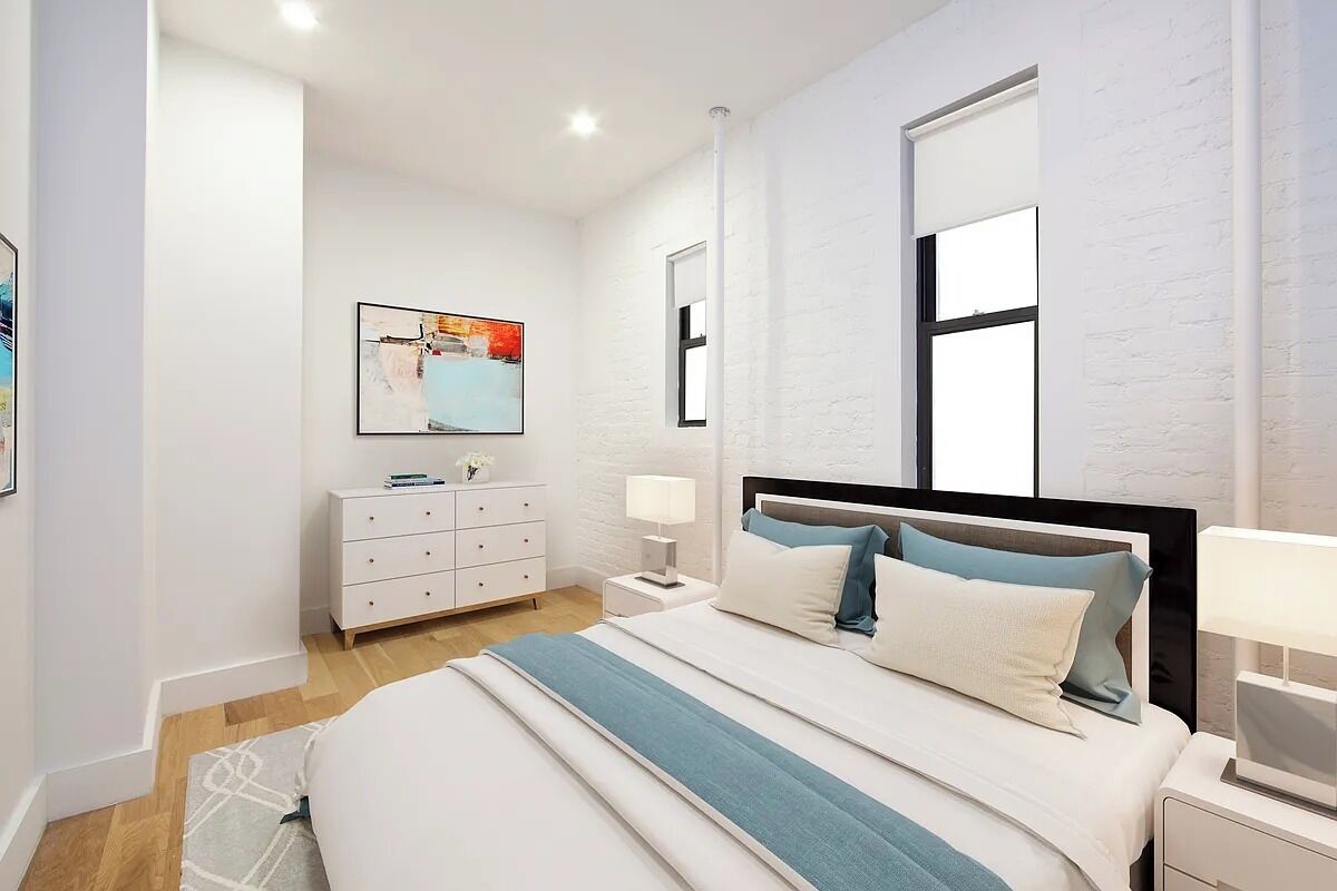 Een moderne slaapkamer met een groot bed, een nachtkastje, een dressoir en een schilderij aan de muur.