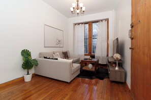 Living area - 2-bedroom apartment in perfect New York with cool AC (New York)