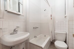 Bathroom - 2-bedroom apartment in perfect New York with cool AC (New York)