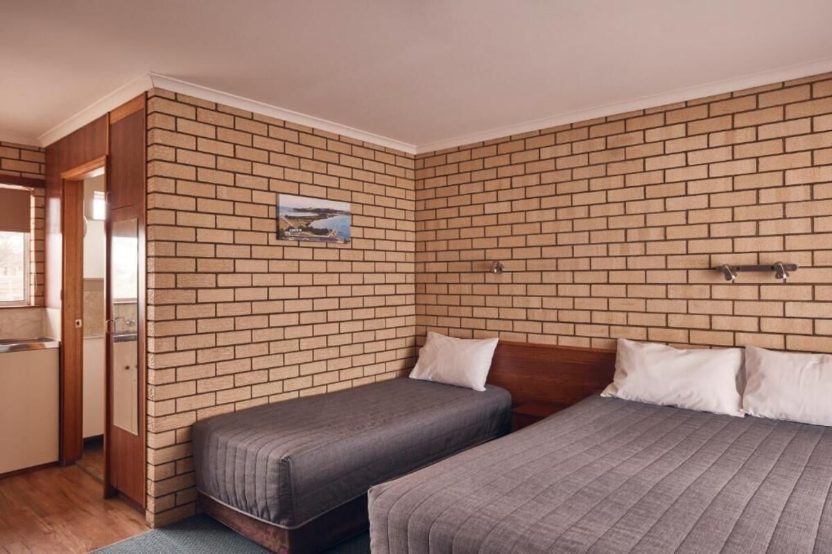 Chambre avec lits jumeaux, balcon | Fer et planche à repasser, Wi-Fi gratuit, draps fournis