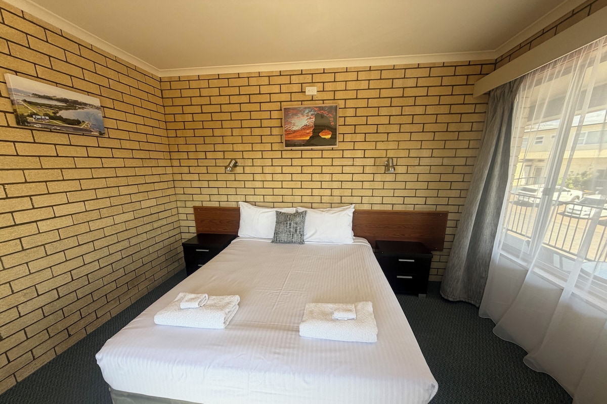 Tabla de planchar con plancha, wifi gratis y ropa de cama 