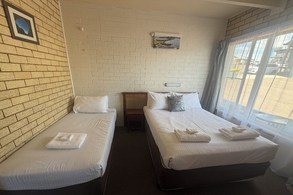 Habitación con 2 camas individuales, balcón | Tabla de planchar con plancha, wifi gratis y ropa de cama 