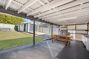 Outdoor dining - Salt & Sky Jervis Bay (Vincentia)