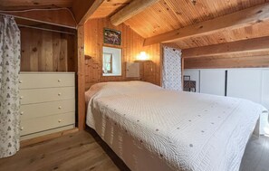 Bed - Nice home in Nîmes with swimming pool (Nîmes)