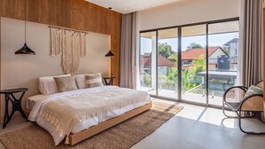 Un dormitorio moderno con una cama grande, paneles de madera, decoración de macramé en la pared y vistas al exterior.