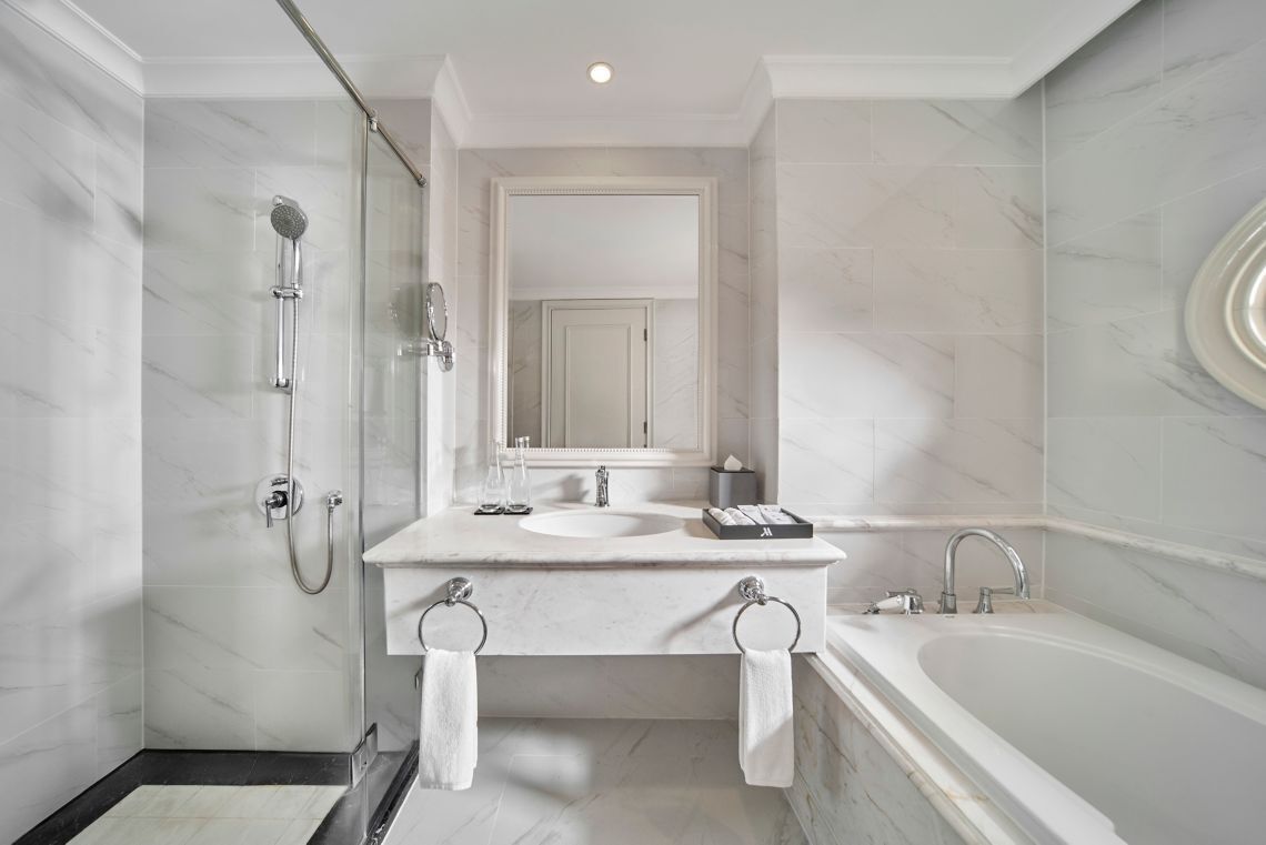 Chambre Deluxe Double ou avec lits jumeaux, balcon, vue jardin | Salle de bain
