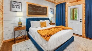 Quarto com uma cama, duas mesas de cabeceira, uma janela e uma porta.