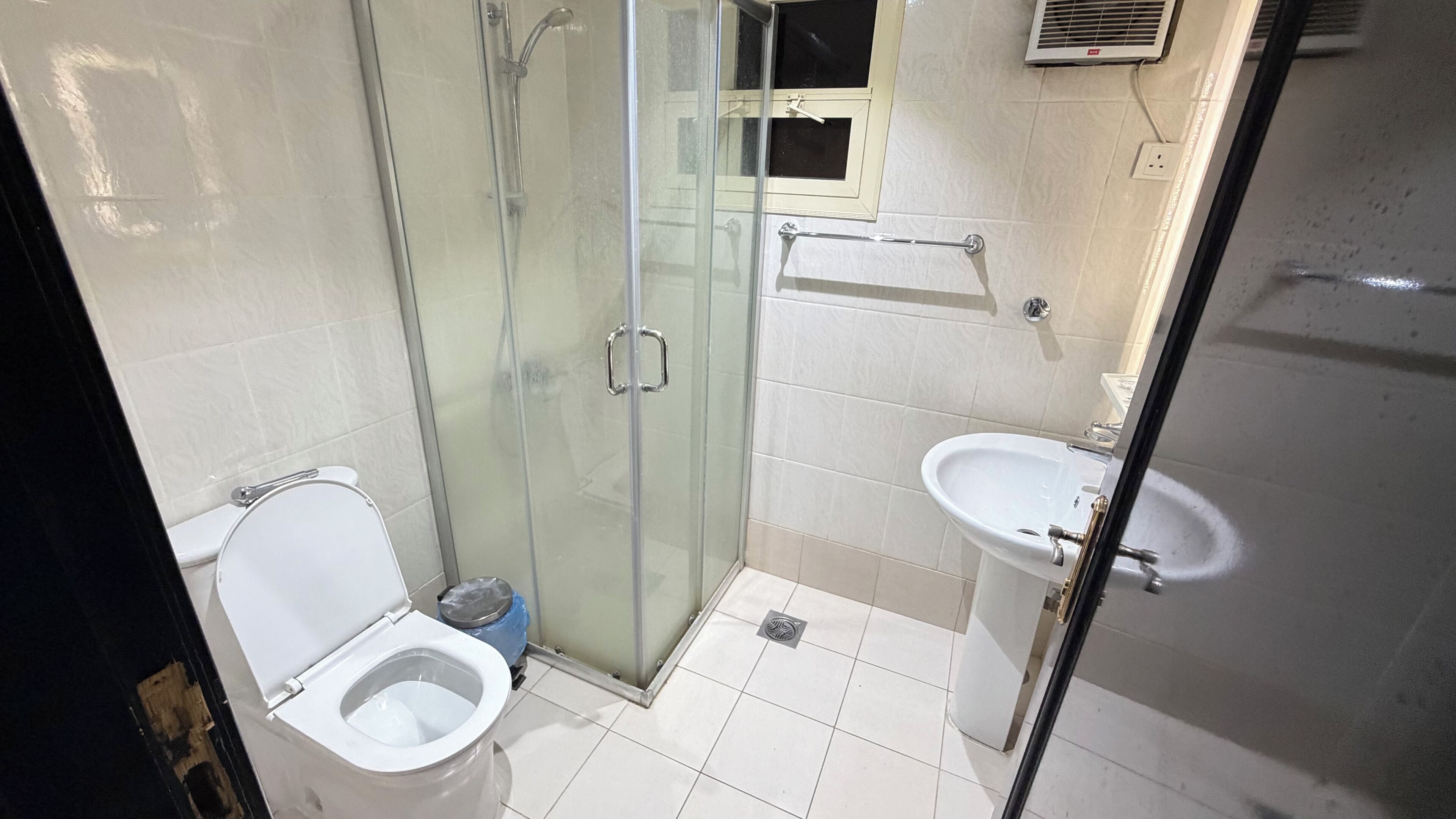 Habitación cuádruple básica, vistas a la ciudad | Baño | Ducha