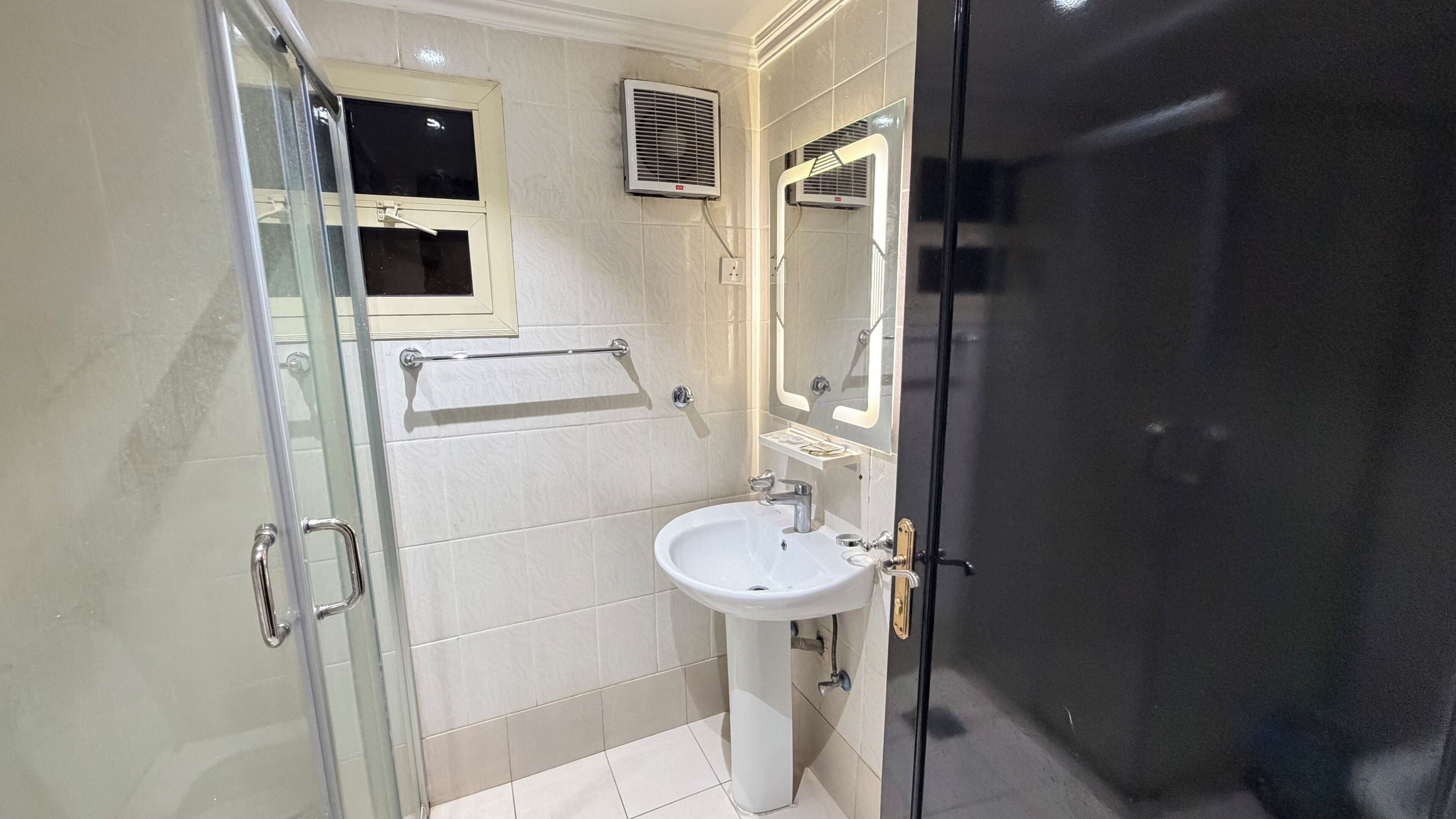 Basic Quadruple Room, City View | Bathroom | Shower