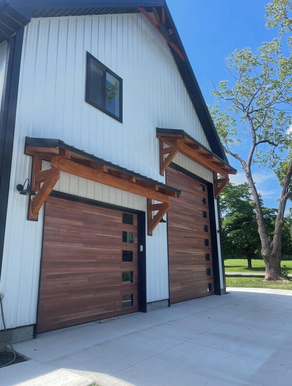 Unclassified image, 1 of 61, button - Charming 3-bedroom Brand New cabin in peaceful Lynchburg, TN. (Lynchburg)