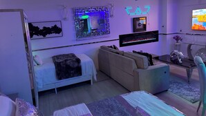 Tabla de planchar con plancha, wifi y ropa de cama