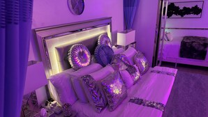 Tabla de planchar con plancha, wifi y ropa de cama