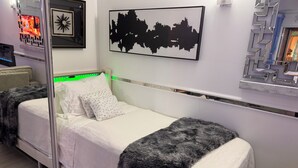 Tabla de planchar con plancha, wifi y ropa de cama