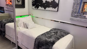 Tabla de planchar con plancha, wifi y ropa de cama