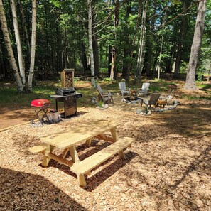 Outdoor dining - Cozy year-round 2-bedroom cabin in Eagle River on the Chain of Lakes. (Eagle River)
