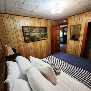 Room - Cozy year-round 2-bedroom cabin in Eagle River on the Chain of Lakes. (Eagle River)