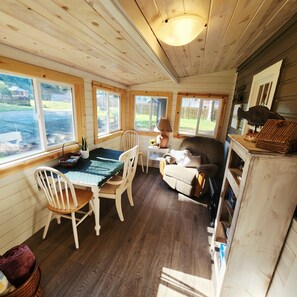 Dining - Cozy year-round 2-bedroom cabin in Eagle River on the Chain of Lakes. (Eagle River)